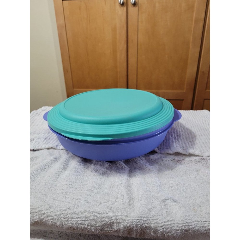 Tupperware Divided Vented Bowl - Picture 2 of 5